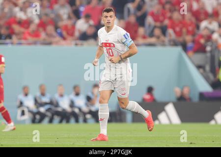 Granit Xhaka von der Schweiz in Aktion während des FIFA-Weltmeisterschafts-Katar-2022-Spiels zwischen Serbien und der Schweiz im Stadium 974. Endergebnis: Serbien 2:3 Schweiz. Stockfoto