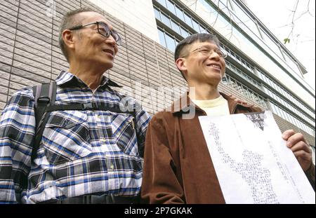 Hong Kong Alliance in Support of Patriotic Democratic Moves of China's Ex-standing Committee members Tsui Hon-kwong (links) und Tang Ngok-kwan vor West Kowloon Court am Samstag, nachdem ihre Kaution verlängert wurde. Sie wurden für schuldig befunden, keine polizeiliche Untersuchung des mutmaßlichen Verstoßes der Gruppe gegen das nationale Sicherheitsgesetz unterstützt zu haben. 04MAR23 SCMP/Brian Wong Stockfoto