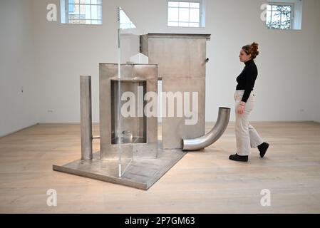 Anthony Caro ( 1924 - 2013 ) gilt weithin als einer der einflussreichsten Darsteller des 20 . Jahrhunderts . ist das Thema der Frühjahrsausstellung von Pitzhanger , die an seinem 99. . Geburtstag eröffnet wurde . Caro kündigte in den 1960er Jahren eine Revolution in der Skulptur an , die neu definierte , was Skulptur ist und was sie sein könnte . seine abstrakten Konstruktionen in lackiertem Stahl brachen konventionelle Ideen über Materialmethoden , Oberfläche , Größe und Raum um . Architektur war eine wichtige Quelle seiner Inspiration , die er als 9 , vielleicht die reinste abstrakte visuelle Form , bezeichnet . Stockfoto