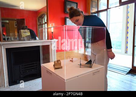 Anthony Caro ( 1924 - 2013 ) gilt weithin als einer der einflussreichsten Darsteller des 20 . Jahrhunderts . ist das Thema der Frühjahrsausstellung von Pitzhanger , die an seinem 99. . Geburtstag eröffnet wurde . Caro kündigte in den 1960er Jahren eine Revolution in der Skulptur an , die neu definierte , was Skulptur ist und was sie sein könnte . seine abstrakten Konstruktionen in lackiertem Stahl brachen konventionelle Ideen über Materialmethoden , Oberfläche , Größe und Raum um . Architektur war eine wichtige Quelle seiner Inspiration , die er als 9 , vielleicht die reinste abstrakte visuelle Form , bezeichnet . Stockfoto