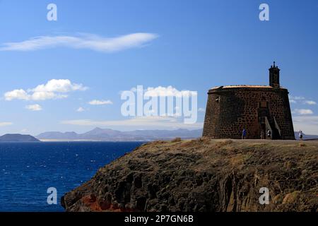 Torre Del Aguila / Castillo De Las Coloradas, Playa Blanca, Lanzarote, Spanien. Stockfoto