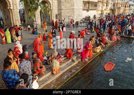 UDAIPUR, INDIEN, 4. November 2017: Menschen während einer Zeremonie. Am Vollmondtag steht eine Hindu-Zeremonie des Lichts am Ufer des Udaipur-Sees Stockfoto