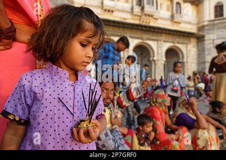 UDAIPUR, INDIEN, 4. November 2017 : Kleinmädchen bereitet Opfergaben vor. Am Vollmondtag steht eine hinduistische Zeremonie des Lichts am Ufer des Sees von Stockfoto