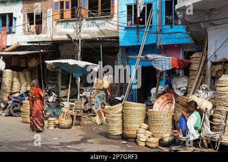 UDAIPUR, INDIEN, 5. November 2017 : Wicker-Körbe zum Verkauf auf dem traditionellen Markt in Udaipur, Rajasthan. Stockfoto