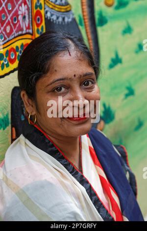 UDAIPUR, INDIEN, 5. November 2017 : Porträt einer lächelnden indischen Frau, traditionell gekleidet. Stockfoto