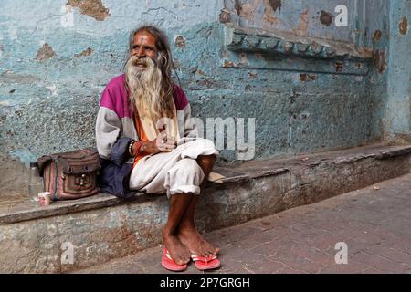 UDAIPUR, INDIEN, 5. November 2017 : Porträt eines alten indischen Malers, der in der Straße von Udaipur, Rajasthan, arbeitet. Stockfoto