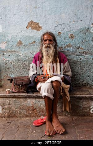 UDAIPUR, INDIEN, 5. November 2017 : Porträt eines alten indischen Malers, der in der Straße von Udaipur, Rajasthan, arbeitet. Stockfoto