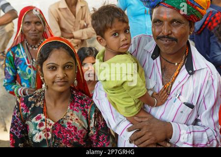 LAKHERI, INDIEN, 7. November 2017 : Portrait of a family during Lakheri Festival, a part of Bundi Utsav, a bemerkenswert Cluster of Traditional Art, rajas Stockfoto