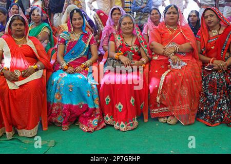 LAKHERI, INDIEN, 7. November 2017 : traditionell gekleidete Frauen während des Lakheri Festivals, Teil von Bundi Utsav, einem bemerkenswerten Haufen traditioneller Kunst, Stockfoto