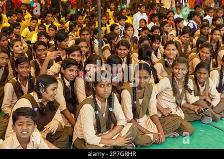 LAKHERI, INDIEN, 7. November 2017 : Schulmädchen während des Lakheri Festivals, Teil von Bundi Utsav, einer bemerkenswerten Gruppe traditioneller Kunst, rajasthani Cu Stockfoto