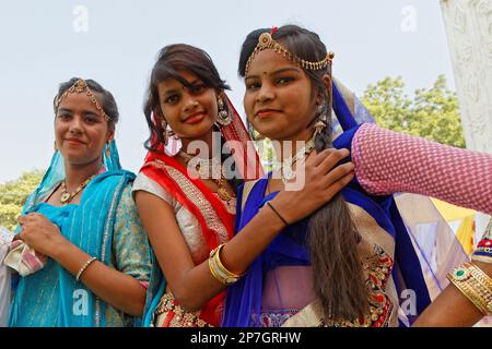 LAKHERI, INDIEN, 7. November 2017 : Junge indische Frauen in traditioneller Modekleidung während des Lakheri Festivals, Teil von Bundi Utsav, ein bemerkenswerter Hinweis Stockfoto