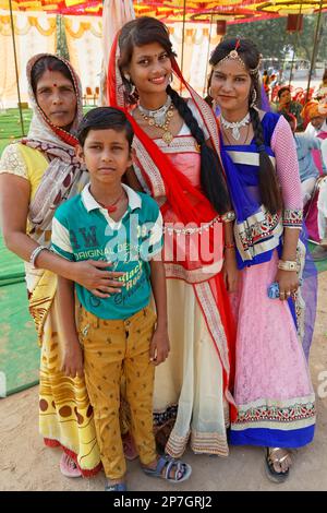 LAKHERI, INDIEN, 7. November 2017 : Portrait of a family during Lakheri Festival, a part of Bundi Utsav, a bemerkenswert Cluster of Traditional Art, rajas Stockfoto