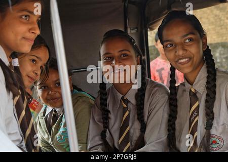 LAKHERI, INDIEN, 7. November 2017 : Schulmädchen in einer Rikscha während des Lakheri Festivals, Teil von Bundi Utsav, einer bemerkenswerten Ansammlung traditioneller Kunst, Stockfoto