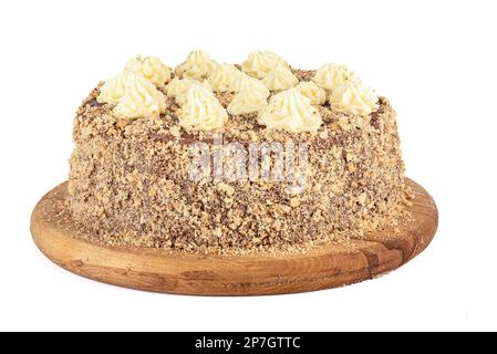 Eiweißnusskuchen mit cremiger Schokoladencreme auf weißem Hintergrund. Hausgemachtes Backen. Stockfoto