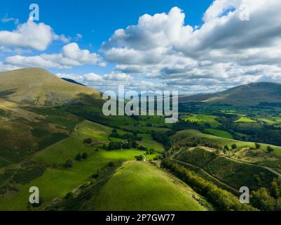 England, Cumbria, Lake District Nationalpark. Luftaufnahme vom Gipfel des Latrigg mit Blick auf den Nordosten des Seenviertels. Stockfoto