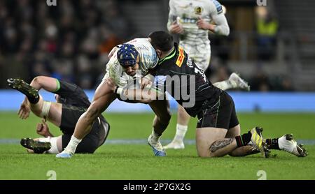 Twickenham . Vereinigtes Königreich. 04. März 2023 Gallagher Premiership Rugby. Großes Spiel 14. Harlequins V Exeter Chiefs. Twickenham-Stadion. Twickenham . Jack Nowell (Exeter, Kapitän) wird von Simon Kerrod (Harlequins) während des Rugby-Spiels Harlequins V Exeter Chiefs Gallagher Premiership angegriffen. Stockfoto