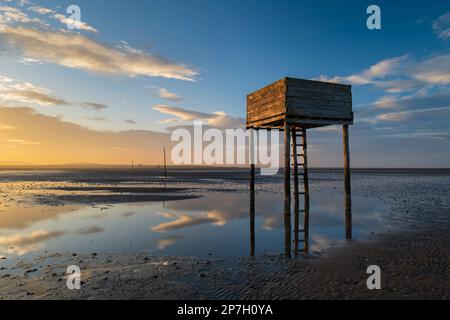 England, Northumberland Northumberland Heritage Coast. Emergency Shelter auf dem Pilgerweg Causeway verbindet die Heilige Insel von Lindisfarne aus dem Nor Stockfoto