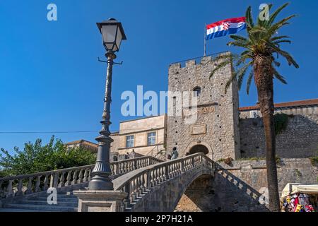 Veliki Revelin Tower aus dem 13. Jahrhundert, Stadttor in die Altstadt entlang der Adria auf der Insel Korčula, Dalmatien, Dubrovnik-Neretva, Kroatien Stockfoto