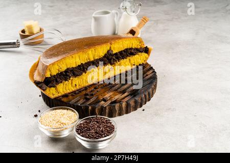 Martabak Manis oder Terang bulan ist ein süßer indonesischer Pfannkuchen mit gelber Farbe, gefüllt mit Schokoladenchips, Käse, Obstmarmelade, Butter und Erdnuss Stockfoto