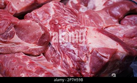 Fleischladen. Große Auswahl an Fleischprodukten im Supermarkt. Frisches Fleisch in einem Schaukasten. Frisches rohes Fleisch in einem Showcase Stockfoto