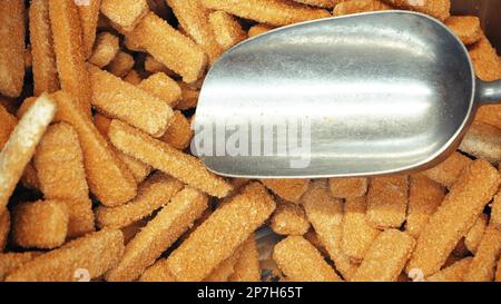 Gefrorene Chicken Nuggets im Gefrierschrank. Halbfertigprodukte. Ungesunde Lebensmittel. Gefrorene Fertiggerichte Stockfoto