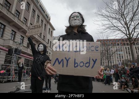 Berlin, Deutschland. 8. März 2023. Demonstranten versammelten sich in Berlin, um an verschiedenen Protesten und Veranstaltungen zum Internationalen Frauentag teilzunehmen. Unter ihnen waren iranische Frauen und Männer, die das Bewusstsein für die Rechte der Frauen im Iran geschärft haben. Sie schlossen sich der weltweiten Forderung nach Gleichstellung der Geschlechter an und forderten Freiheit und Gleichheit für alle Frauen. (Kreditbild: © Michael Kuenne/PRESSCOV via ZUMA Press Wire) NUR REDAKTIONELLE VERWENDUNG! Nicht für den kommerziellen GEBRAUCH! Stockfoto