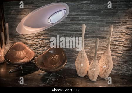 Wunderschöne Hausecke mit eleganten Möbeln und Dekoration in der Schweiz. Stockfoto