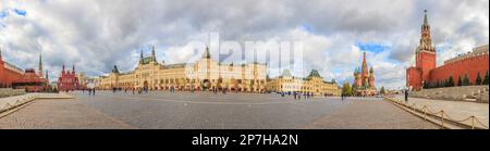 Panoramablick auf den Roten Platz von Moskau mit Blick auf das historische Museum, das Kaufhaus Gum und St. Basilius Kathedrale wurde während des Tages fotografiert Stockfoto