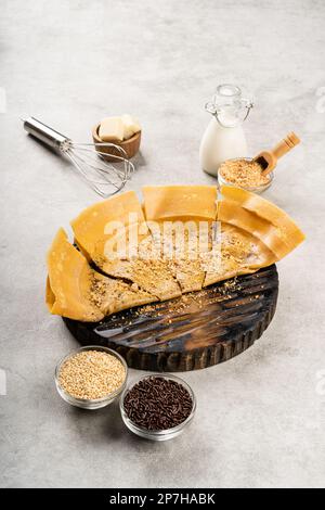 Martabak Manis oder Terang bulan ist ein süßer indonesischer Pfannkuchen gefüllt mit Schokoladenchips, Käse, Obstmarmelade, Butter und Erdnuss auf Beton Hintergrund. Stockfoto