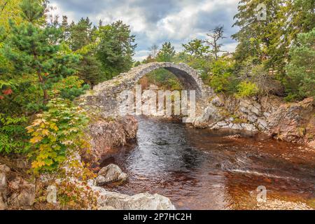 Blick auf Schottlands älteste Brücke, die im September 2014 in den schottischen Highlands abgebildet wurde Stockfoto