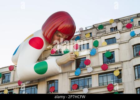 Große Aufblasbare Mannequin Mit Japanischem Künstler Yayoi Kusama Vor Dem Louis Vuitton Shop, Champs Elysees Paris Frankreich Stockfoto