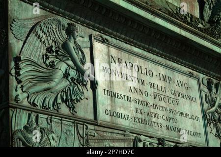 Detail Der Bas Relief Skulptur Mit Lateinischer Inschrift Am Fuße Der Vendome-Säule, Paris Frankreich Stockfoto