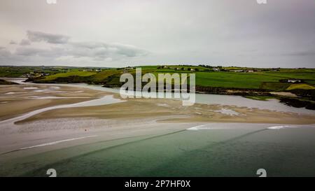 Inchydoney Beach im Süden Irlands an einem bewölkten Sommertag, Draufsicht. Küstenlandschaft. Der berühmte irische Sandstrand. Die Küste des Atlan Stockfoto