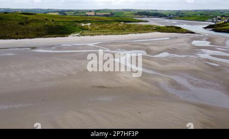 Inchydoney Beach im Süden Irlands an einem bewölkten Sommertag, Draufsicht. Küstenlandschaft. Der berühmte irische Strand. Die Küste. Stockfoto