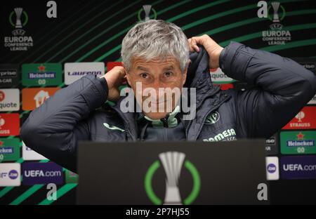 Der Cheftrainer von Villarreal, Quique Setien, kommt am Mittwoch, den 08. März 2023, zu einer Pressekonferenz der spanischen Fußballmannschaft Villarreal CF in Brüssel. Das Team bereitet sich auf das morgige Spiel gegen die belgische RSC Anderlecht vor, die erste Etappe der Runde 16 der UEFA Europa Conference League. BELGA PHOTO VIRGINIE LEFOUR Stockfoto