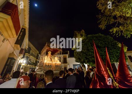 Arahal. Sevilla. Spanien. 14. April 2022. Das Pallium der Misericordia-Bruderschaft während der Prozession am Maundy-Donnerstag. Stockfoto