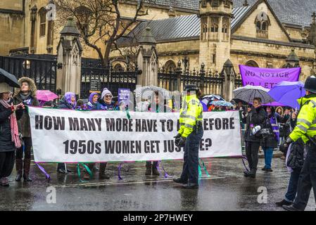 WASPI-Frauen, die in den 1950er Jahren geboren wurden und plötzlich feststellen mussten, dass sie bis zu fünf Jahre auf ihre staatliche Rente warten mussten, wenn die Regeln geändert wurden Stockfoto