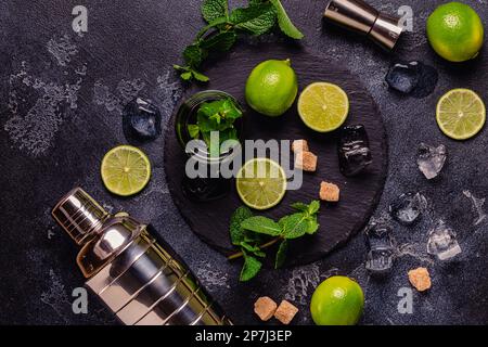 Frische, leckere Zutaten für köstlichen Mojito-Cocktail, Draufsicht Stockfoto