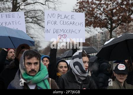 Demonstranten versammelten sich am 8. März 2023 vor dem Bundeskanzleramt in Berlin, um sich gegen einen Gesetzesentwurf des georgischen parlaments auszusprechen, der die Pressefreiheit und die bürgerlichen Freiheiten bedroht. Heute war der zweite Tag der Proteste in Georgiens Hauptstadt Tiflis, wo Demonstranten mit der Polizei zusammenstießen, die Wasserkanonen und Pfefferspray benutzte, um sie zu verteilen. Das vorgeschlagene Gesetz würde Nichtregierungsorganisationen und Medienorganisationen, die mehr als 20 % ihrer Gelder im Ausland erhalten, verpflichten, sich als "ausländische Agenten" zu erklären oder mit Geld- und Freiheitsstrafen rechnen zu müssen. Historisch gesehen, t Stockfoto