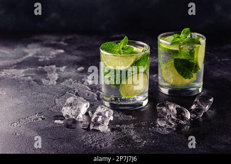 Erfrischender alkoholischer Cocktail-Mojito mit Eis, frischer Minze und Limette, selektiver Fokus Stockfoto