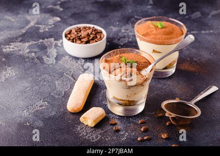 Traditionelles italienisches Dessert Tiramisu in einem Glas, selektiver Fokus Stockfoto