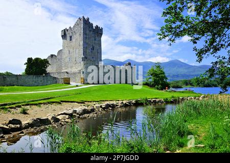 Mittelalterliches Ross Castle am Ufer von Lough Leane im Killarney National Park, Ring of Kerry, Irland Stockfoto