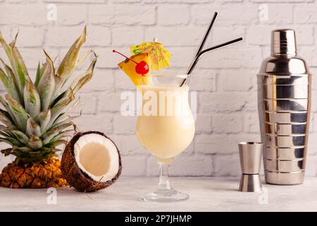 Traditioneller karibischer Cocktail Pina Colada in einem Glas, garniert mit einer Scheibe Ananas. Stockfoto
