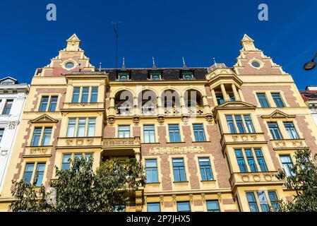 Wien, Österreich - 17. Oktober 2022: Fassade eines alten klassischen Gebäudes in Wienzeile, Innere Stadt; Wien, Österreich Stockfoto