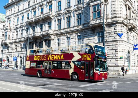 Wien, Österreich - 18. Oktober 2022: Tourbus mit Touristen, die mit Menschen in Innere Stadt, Wien, Österreich herumfahren Stockfoto