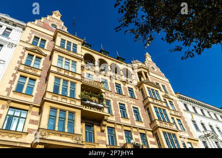 Wien, Österreich - 17. Oktober 2022: Fassade eines alten klassischen Gebäudes in Wienzeile, Innere Stadt; Wien, Österreich Stockfoto