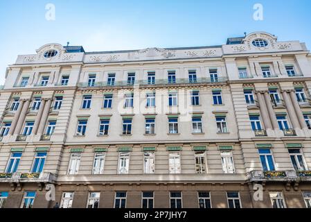 Wien, Österreich - 18. Oktober 2022: Fassade des Sitzes der Wiener Handelskammer bis 2019 in Stubenring, Wien Stockfoto