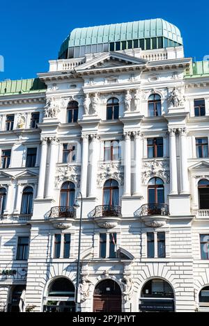 Wien, Österreich - 18. Oktober 2022: Fassade eines alten klassischen Gebäudes mit Statuen in Innere Stadt, Wien, Österreich Stockfoto