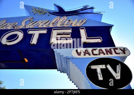 Klassisches Neonschild. Straßenschild des Blue Swallow Motel. Das ursprüngliche Motel und Café wurde 1941 erbaut. Ein Klassiker auf der Route 66 in Tucumcari, NM Stockfoto