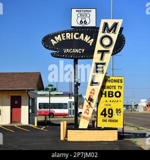 Retro Neon Motel Schild. Das ursprüngliche Motel wurde 1935 erbaut, aber das Schild des Americana Motels stammt wahrscheinlich aus den späten 1950er Jahren. Klassisch Route66. Stockfoto